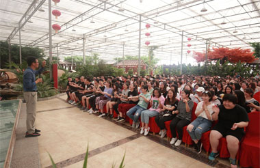 拓展前教練講解流程，賽前熱身！