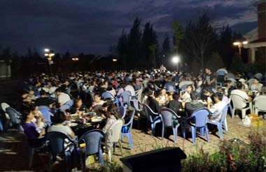 夜幕降臨，燒烤大趴開(kāi)始！